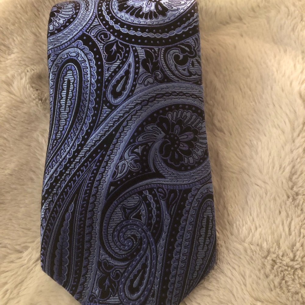 Countess Mara Paisley Silk Tie in Navy Blue
